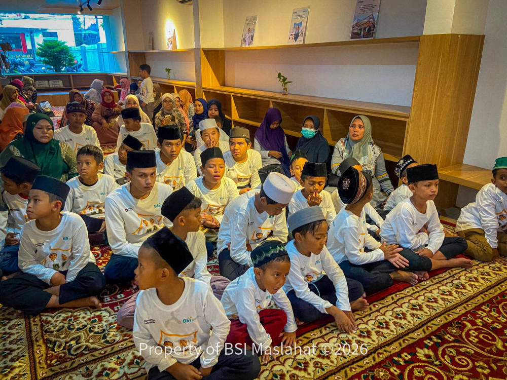Rayakan Milad Ke-5 BSI Maslahat bersama BSI UMKM Center  Berbagi Paket Bingkisan Kepada Anak Yatim di Empat Kota Besar