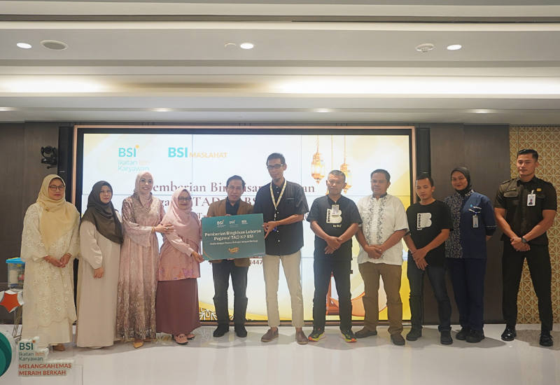 BSI Maslahat dan IIK BSI Pusat Bahagiakan Pegawai Dasar dengan Paket  Sembako Lebaran 