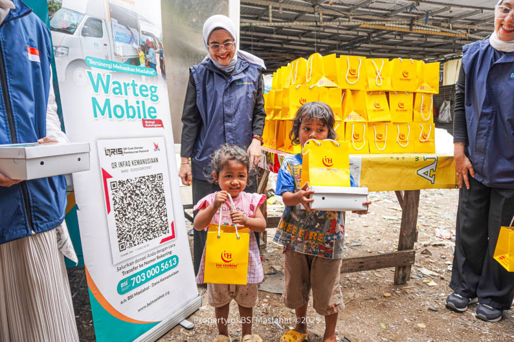 BSI Maslahat dan Ina Cookies Hadirkan Kebahagiaan di Kampung Sumur Lewat Warteg Mobile 