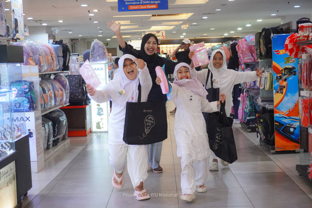 Milad Ke-4, BSI Maslahat Ajak Ratusan Anak Yatim Belanja Sekolah