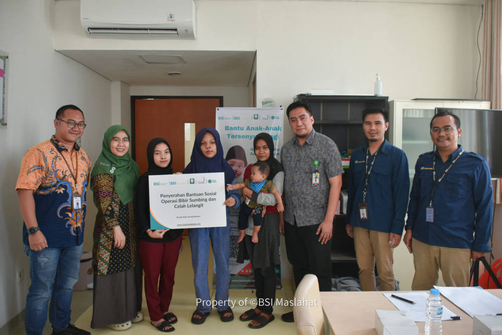 BSI dan BSI Maslahat Serahkan Bantuan Sosial Untuk Operasi Bibir Sumbing dan Celah Lelangit kepada Yayasan Amal Maksilofasial di RS Sari Asih Serang