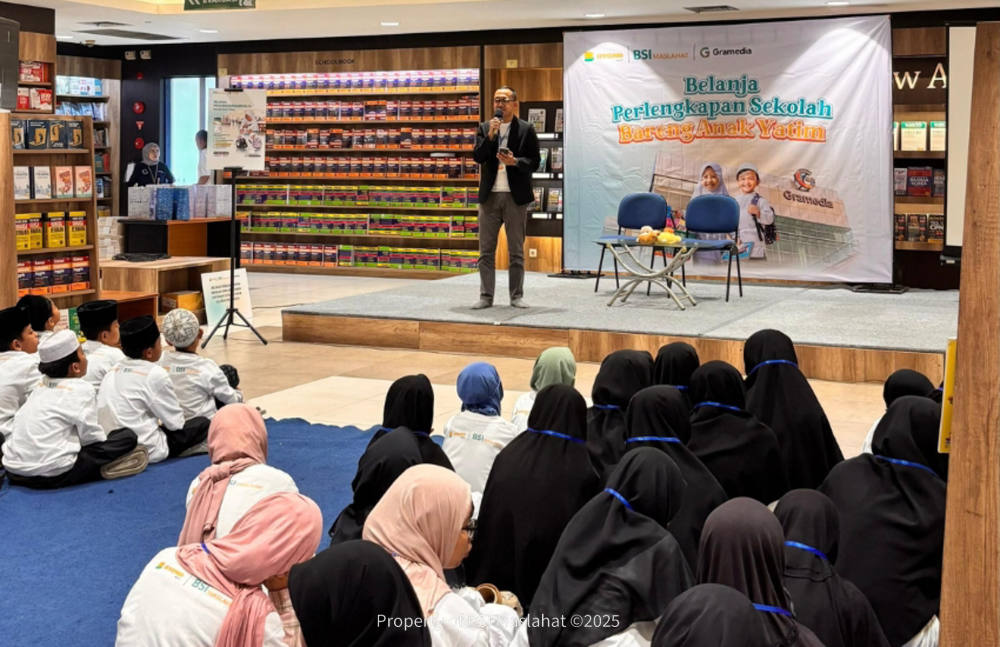 BSI Maslahat Ajak Anak Yatim Belanja Perlengkapan Sekolah di Gramedia Bandung 