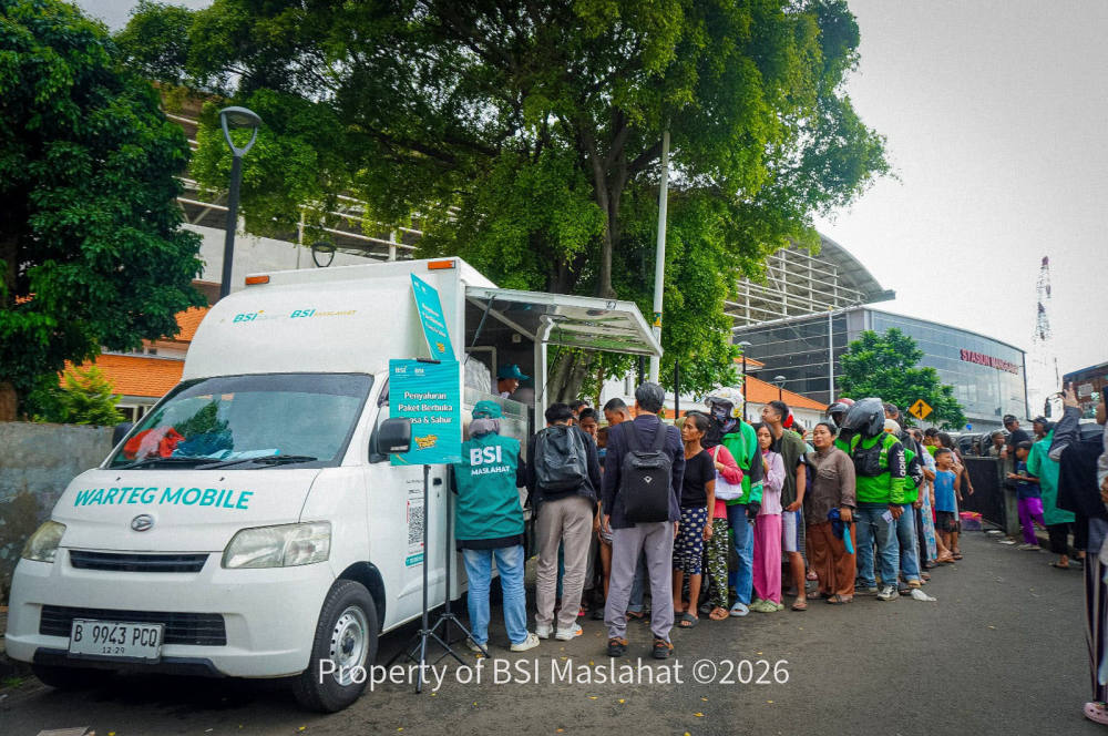 Di Tengah Padatnya Pemukiman Penduduk BSI Maslahat salurkan 1.500 paket berbuka puasa di stasiun manggarai