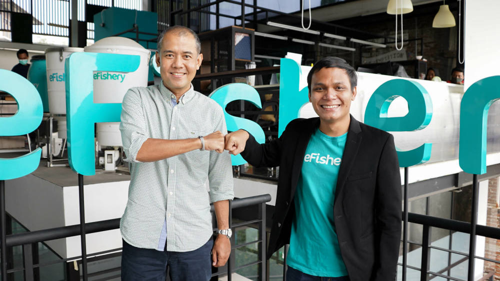Chief Sales Officer Investree, Salman Baharuddin, dan CEO & Co-Founder eFishery, Gibran Huzaifah menandatangani perjanjian kerja sama penyaluran pinjaman antara Investree dan eFishery