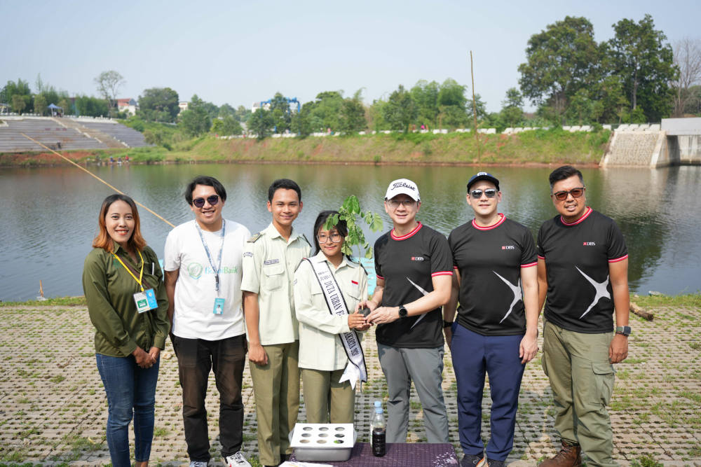 Dukung Keberlanjutan, PT DBS Vickers Sekuritas Indonesia Gandeng Bumi Baik untuk Tanam Pohon Trembesi di Waduk Brigif, Jagakarsa