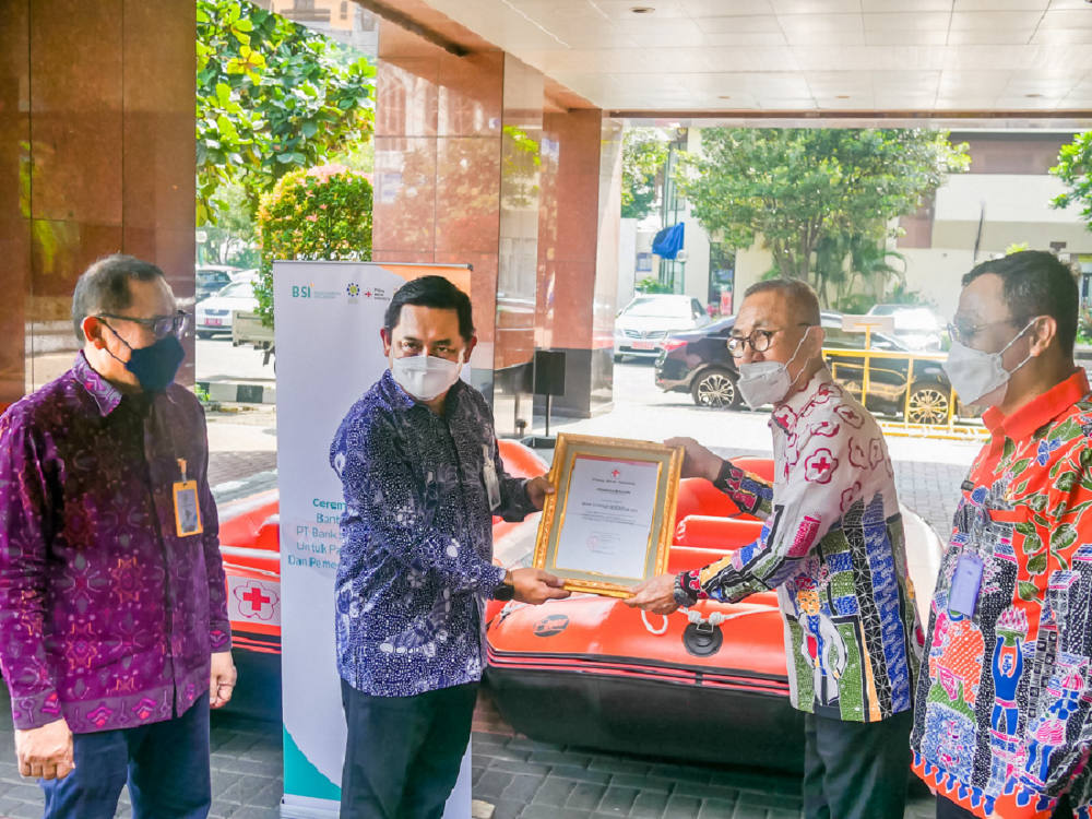 BSI bersama Yayasan BSMU Berikan Perahu Karet Guna Bantu Korban Bencana Banjir