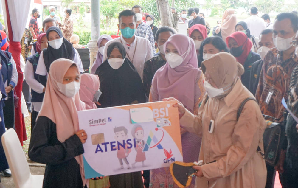 Kemensos dan BSI Salurkan Bansos di Aceh