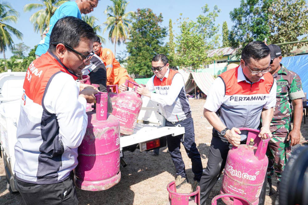 Dirut Pertamina Bantu Korban Gempa Flores, Pimpin Upacara HUT RI Dirut Pertamina Bantu Korban Gempa Flores, Pimpin Upacara HUT RI