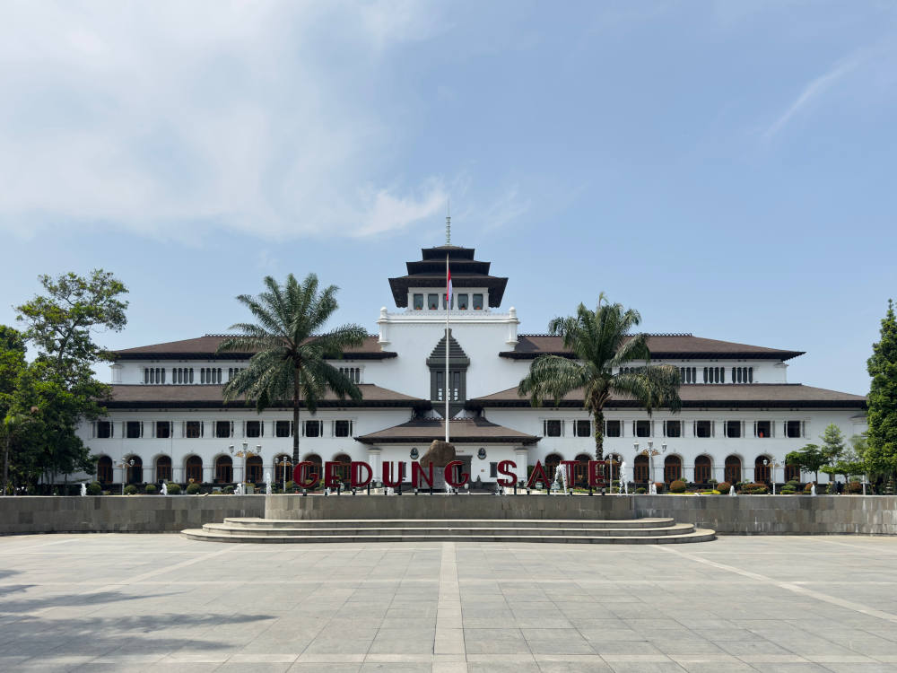 Bangunan Ikonik Gedung Sate Bandung: Mengagumkan Dan Bersejarah