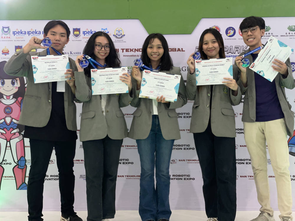Tim Mahasiswa FTI UKDW Raih Juara Tiga di Lomba AI-Driven Robot Nasional