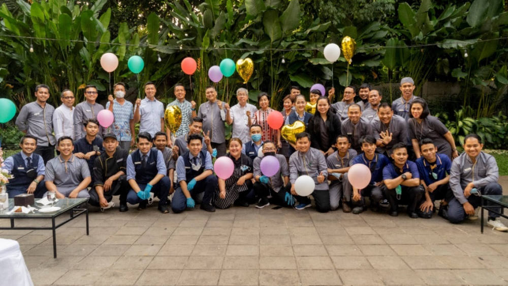 Karyawan dan Manajemen Aviary Bintaro berphoto bersama dengan Direktur dan Komisari