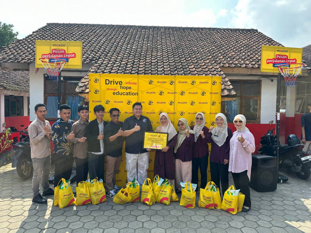 Tanpa Perayaan Besar, Maxim Indonesia Merayakan Ulang Tahun Ke-8 Dengan Mengecat Sekolah, Mengajar Bahasa Inggris, Dan Membantu Masyarakat
