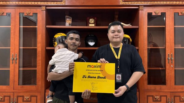 Kisah Ayah Tunggal di Kolaka Jaga Anak Sambil Narik Maxim