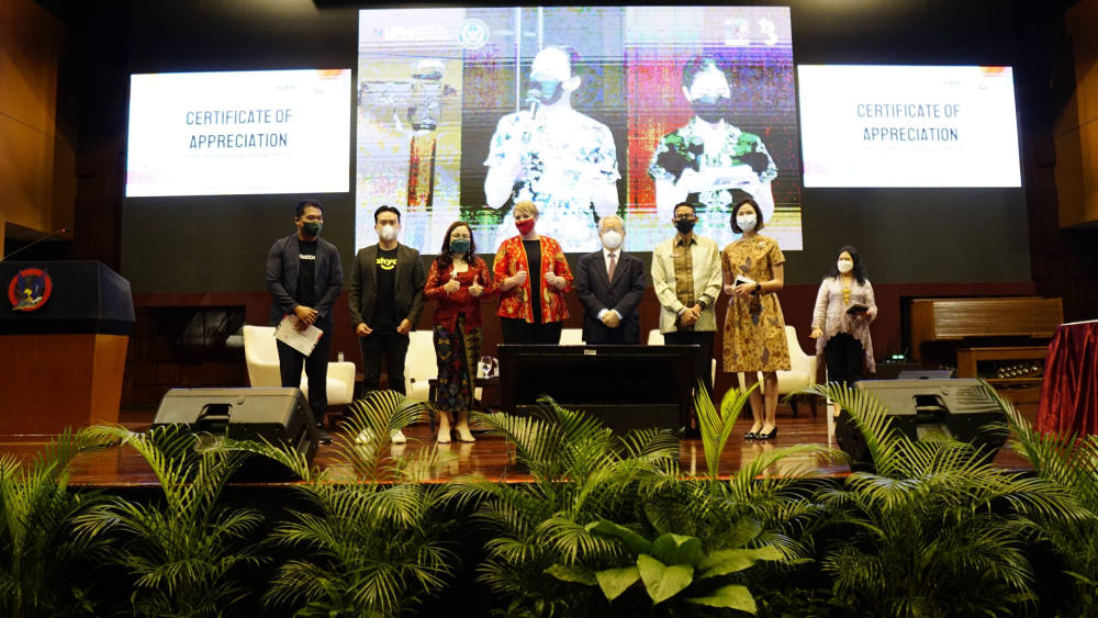 Menparekraf Dr. H. Sandiaga Salahuddin Uno, B.B.A., M.B.A bersama, Executive Director Yayasan Pendidikan Pelita Harapan (YPPH), Stephanie Riady, B.A., M.Ed., Rektor UPH Dr. (Hon) Jonathan L. Para