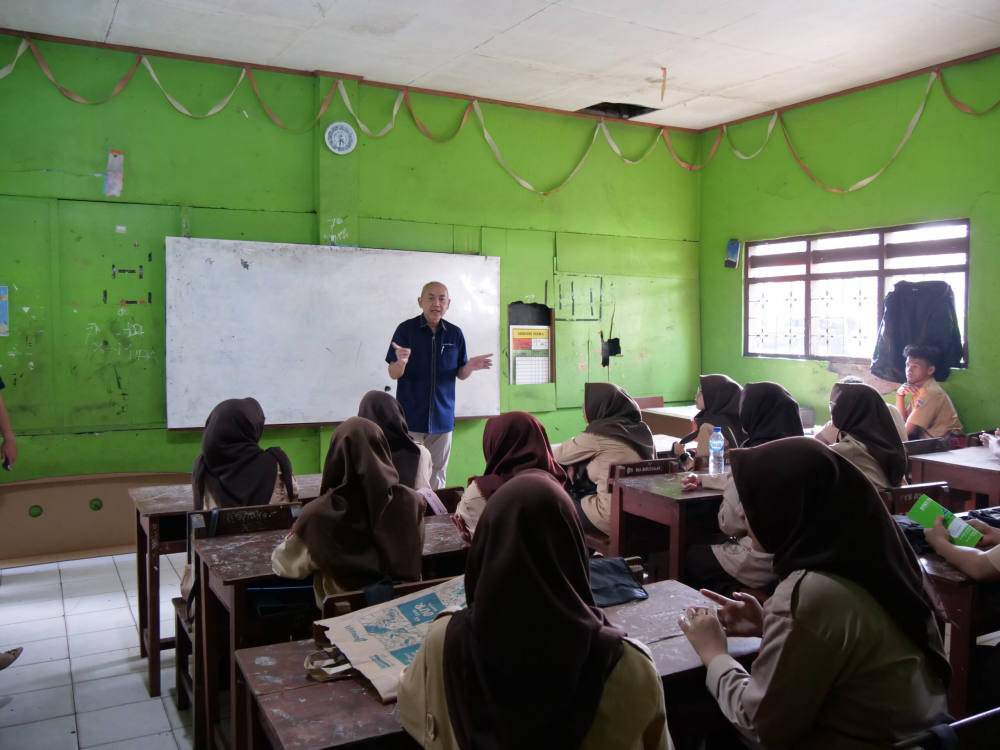 Komitmen Dukung Pendidikan, PT Karabha Digdaya Gelar Sehari Mengajar dan Donasi Buku