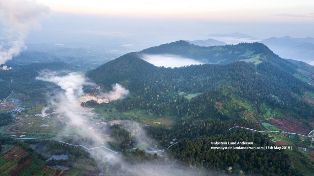 Sikidang crater and solfatara fields (Dieng Plateau, Central-Java Sikidang crater and solfatara fields (Dieng Plateau, Central-Java