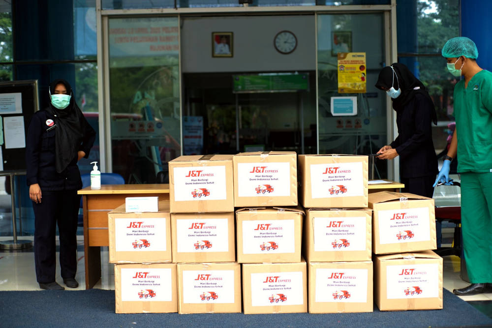 Dukung Kerja Keras Tim Kesehatan, J&T Express Tangerang Salurkan Bantuan APD dan Masker Kepada Rumah Sakit Rujukan Covid-19