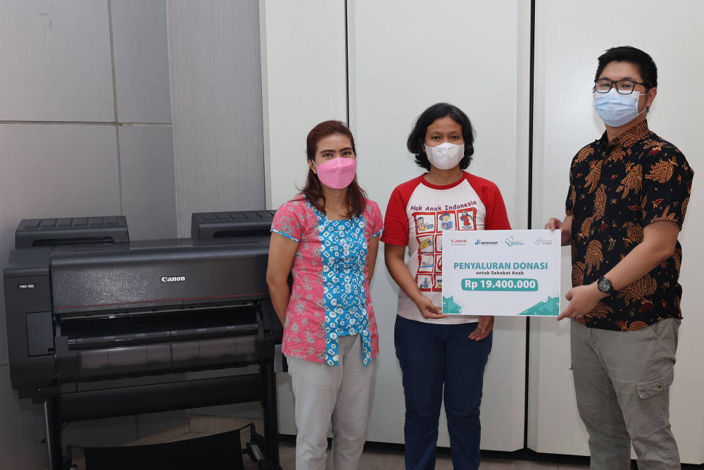 Canon Salurkan Donasi Program Lelang Foto “Selembar Kebaikan” ke Sahabat Anak