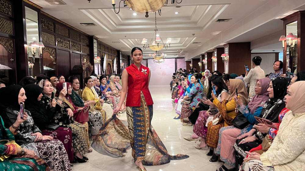 Batik Danar Hadi dan Perhimpunan Kebayaku Berkolaborasi dalam Koleksi “Prabhā Kartini – Dari Warisan Ke Masa Depan”