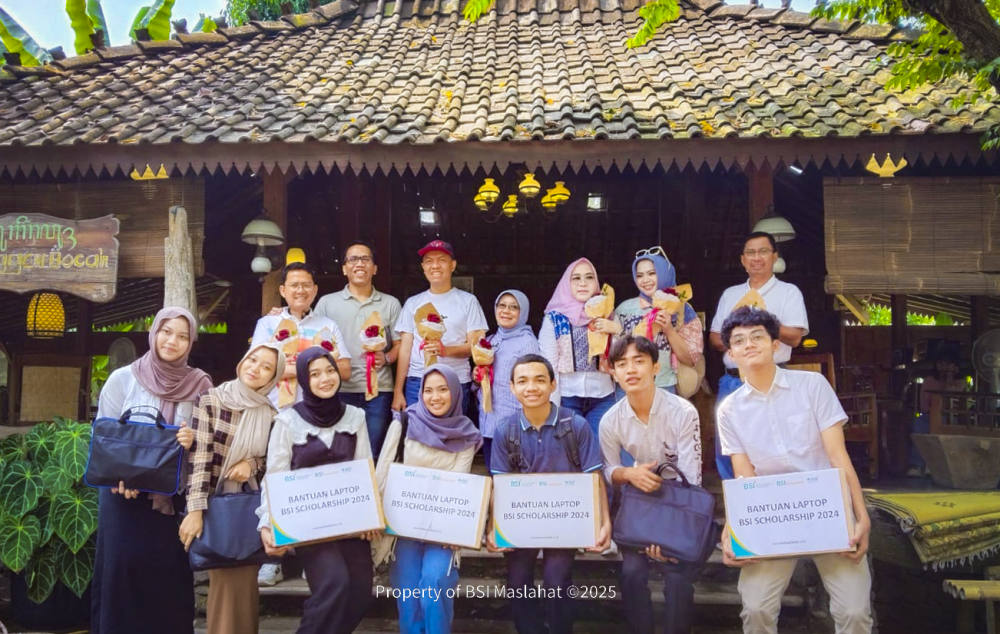 BSI Maslahat Salurkan Laptop kepada Mahasiswa Tidak Mampu