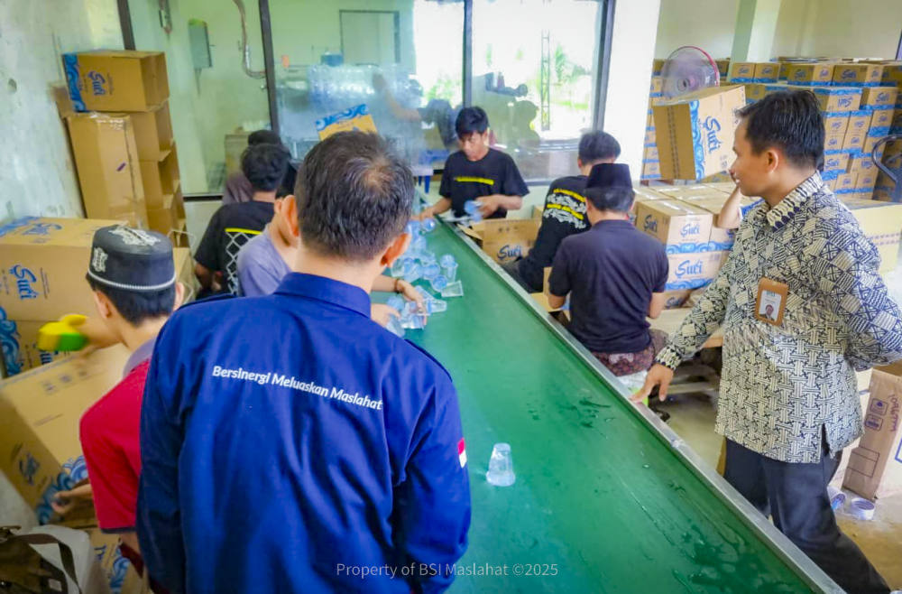 BSI MASLAHAT DUKUNG PESANTREN ANNUQAYAH MENJADI BERDAYA  DENGAN BANTUAN MESIN PRODUKSI AIR MINUM 