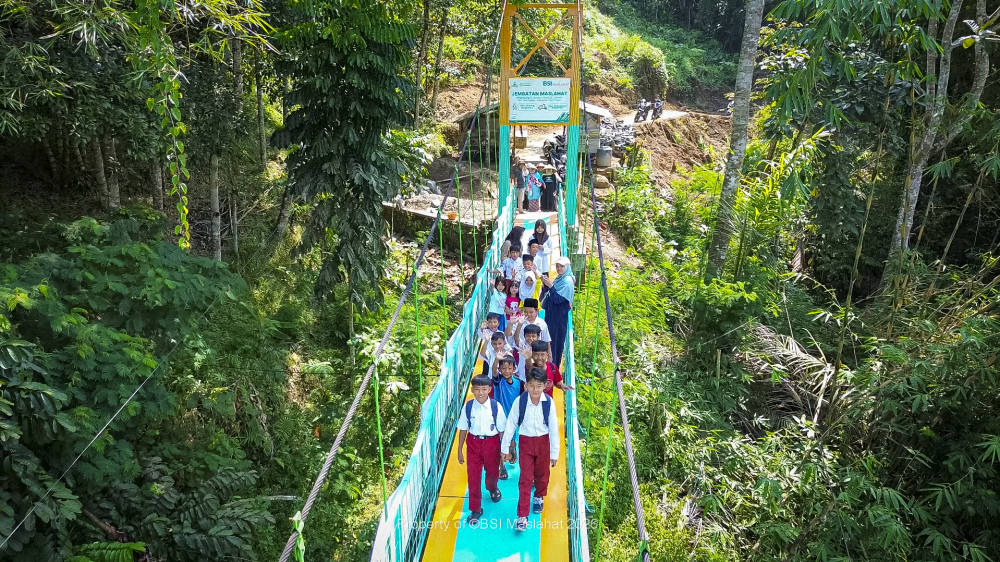Tak Lagi Menyeberang dengan Rakit Bambu, BSI Maslahat Bangun Jembatan untuk Warga Cilolohan Tasikmalaya Tak Lagi Menyeberang dengan Rakit Bambu, BSI Maslahat Bangun Jembatan untuk Warga Cilolohan Tasikmalaya