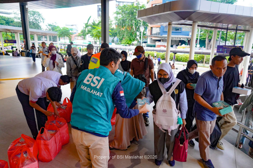 Saat Banyak Orang Masih di Perjalanan, BSI Maslahat Hadirkan 1.500Paket Buka Puasa Gratis di Stasiun Tanah Abang