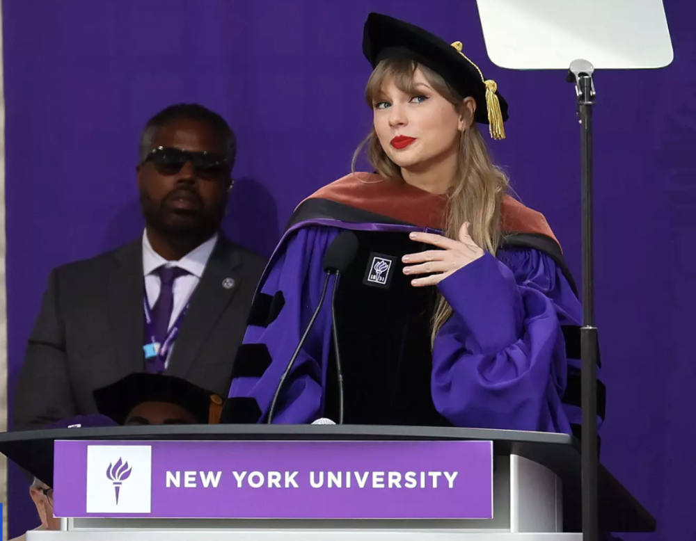 Taylor Swift Membagikan ‘Life Hacks’ Terbaiknya dalam Pidato Nostalgia saat Dia Memperoleh Gelar Doktor Kehormatan dari NYU