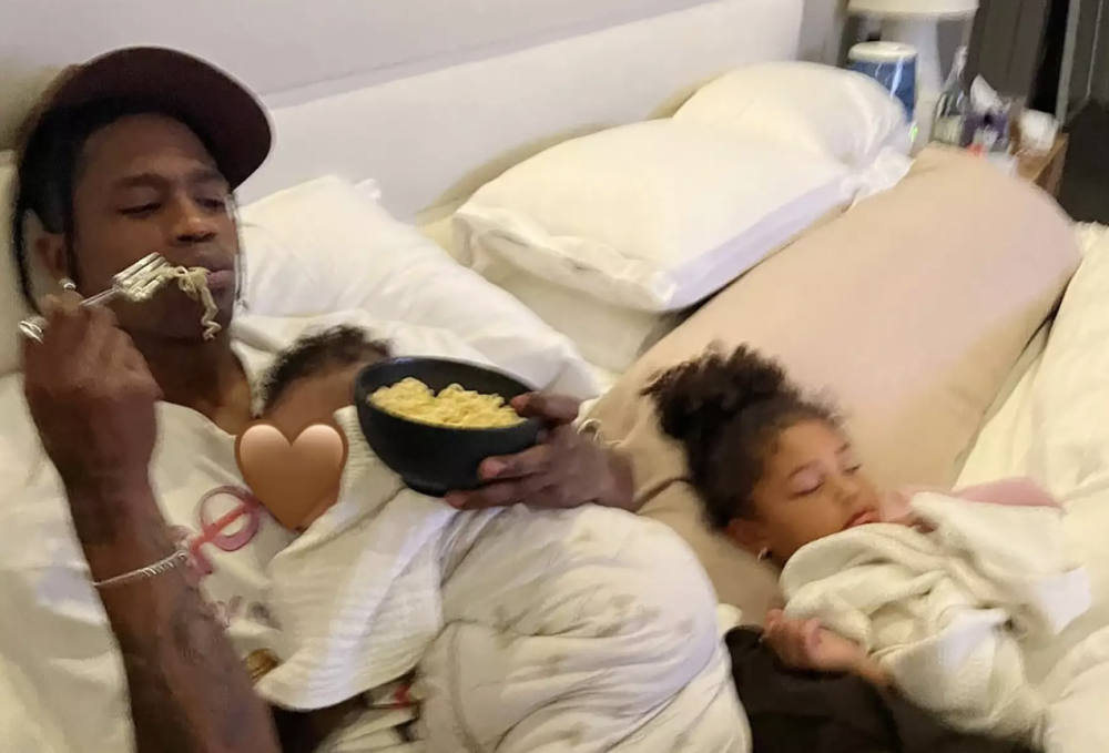 Kylie Jenner Bagikan Foto Bayi Laki-Lakinya dengan Travis Scott Saat Mereka Rayakan Hari Ayah