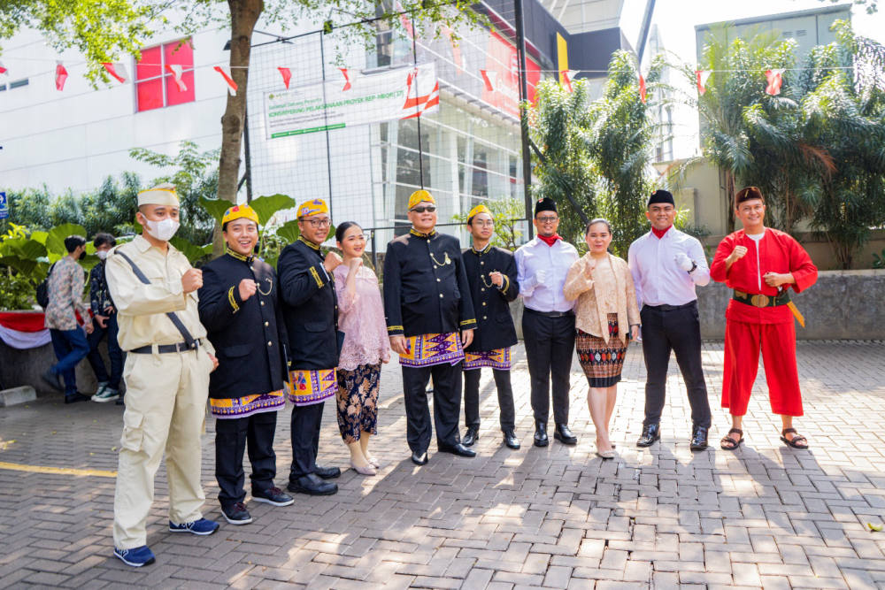 Seluruh Petugas Upacara berpose bersama dengan Brafely Sahelangi, General Manager Aviary Bintaro