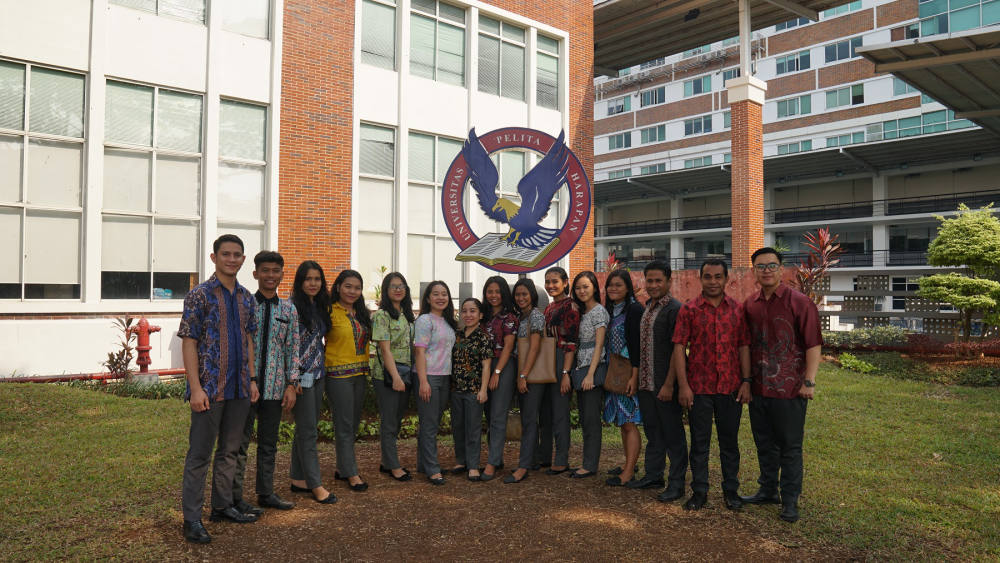 Wujudkan Pelestarian Budaya, Civitas Akademika UPH Pakai Batik di Hari Batik Nasional 2019 Wujudkan Pelestarian Budaya, Civitas Akademika UPH Pakai Batik di Hari Batik Nasional 2019