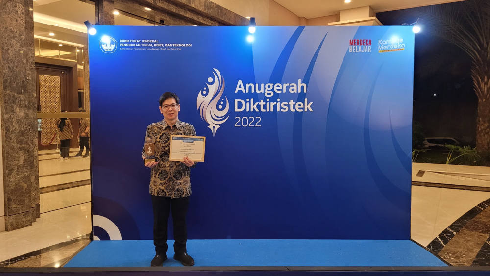 UPH Terima Anugerah Perguruan Tinggi Pelaksana ISS MKBM Terbaik Diktiristek 2022