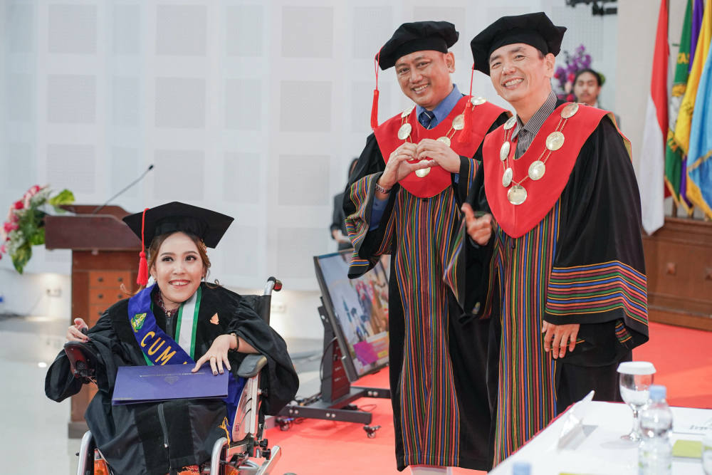 Gunakan Kursi Roda, Trifena Naik Podium dengan Predikat Cumlaude dalam Wisuda UKDW