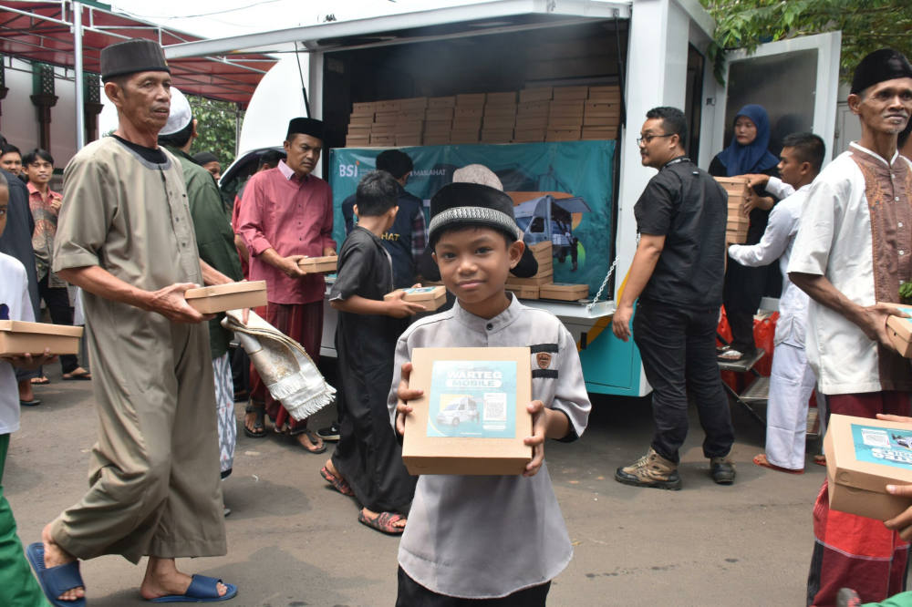 BSI Maslahat Salurkan 1.000 Paket Warteg Mobile