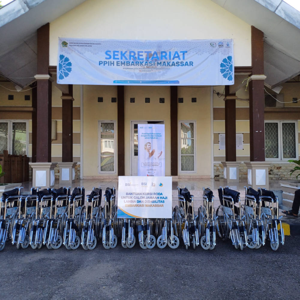 BSI Maslahat Wakafkan 20 Kursi Roda Untuk Calon Jemaah Haji Lansia dan Disabilitas Embarkasi Makassar
