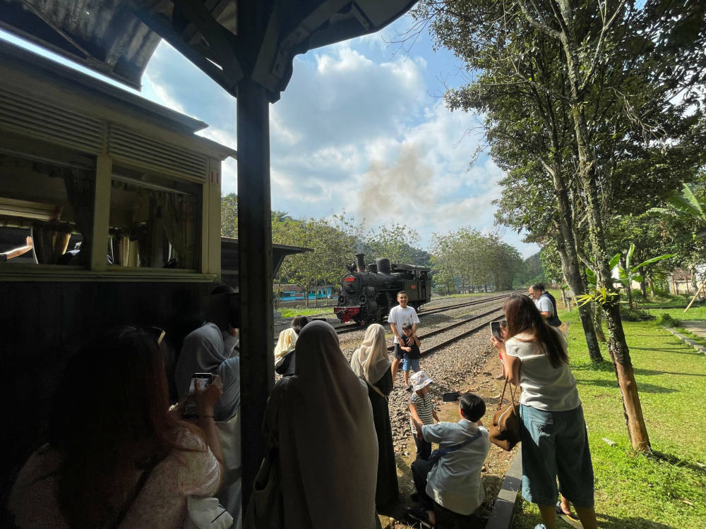 KAI Wisata Hadirkan Perjalanan Perdana Kereta Api Wisata Uap “Baru Klinthing” Disambut Antusias Total 448 Penumpang Terlayani Hari Ini