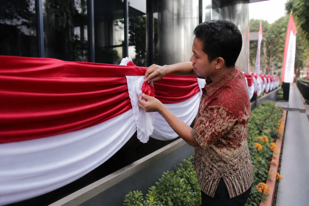 Sambut HUT ke-81 RI, Kantor BRI Mangga Dua Dihias Merah Putih