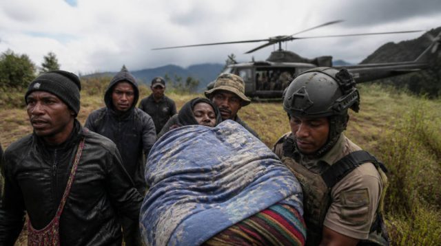 Koops TNI Habema Evakuasi Warga Ugimba dengan Dua Helikopter