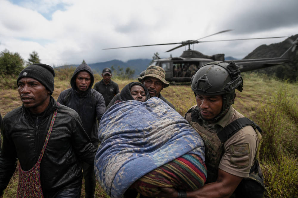 Koops TNI Habema Evakuasi Warga Ugimba dengan Dua Helikopter