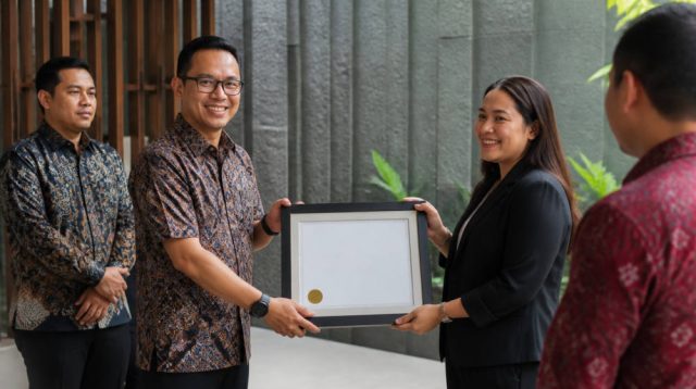 SUCOFINDO Serahkan Sertifikat ISO 9001:2015 ke Hotel FUGO Samarinda