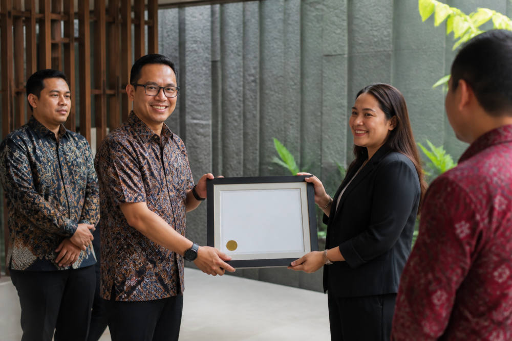 SUCOFINDO Serahkan Sertifikat ISO 9001:2015 ke Hotel FUGO Samarinda