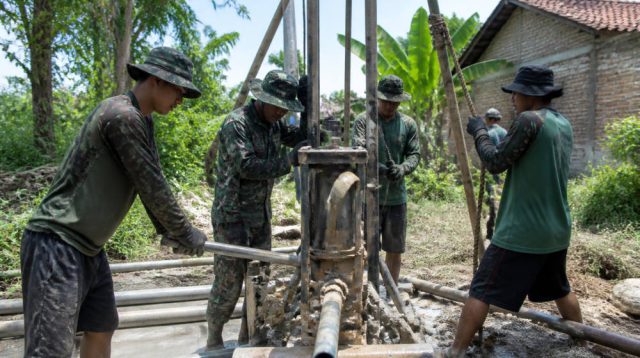 TMMD Sukoharjo Bangun Sumur Bor dan Green House di Parangjoro