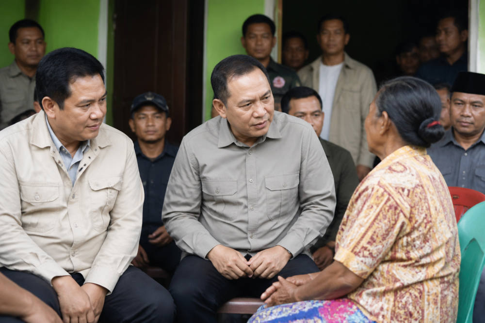 Kapolri Kunjungi Pengungsi Gempa Reo NTT, Bagikan 2.000 Sembako