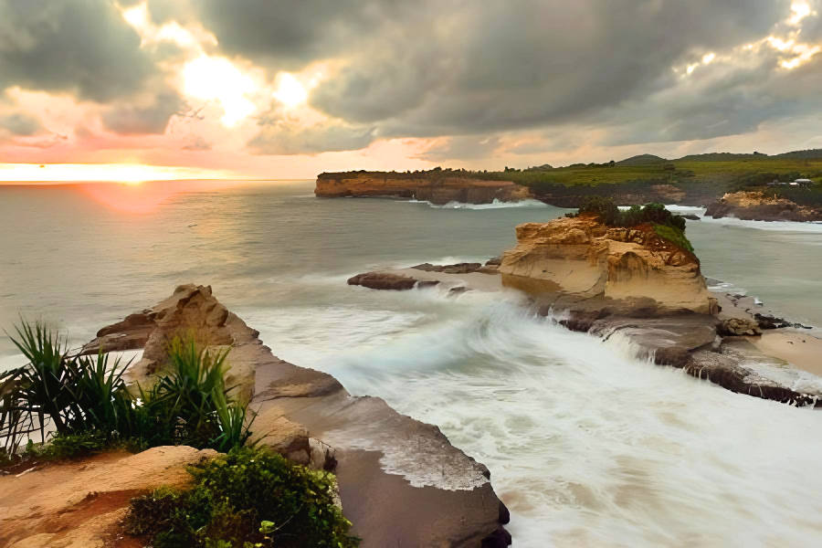 Menikmati Keajaiban Alam di Pantai Klayar, Pesona Pantai di Pesisir Selatan Jawa Timur