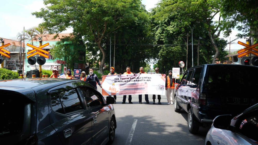 KAI Daop 8 Surabaya dan KAI Properti Gencarkan Sosialisasi Keselamatan di Perlintasan Sebidang Jelang Nataru 2025/2026