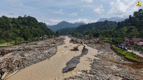 Tangani Banjir Padang, Kementerian PU Percepat Normalisasi Sungai Batang Kuranji dan Pemulihan Jalan di Batu Busuk