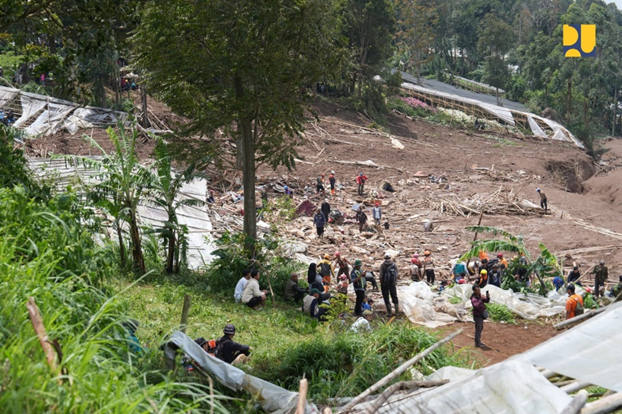 Tinjau Penanganan Longsor di Cisarua, Menteri Dody Instruksikan Balai Kementerian PU di Jawa Barat Siaga Penuh Dukung Evakuasi Longsor Cisarua