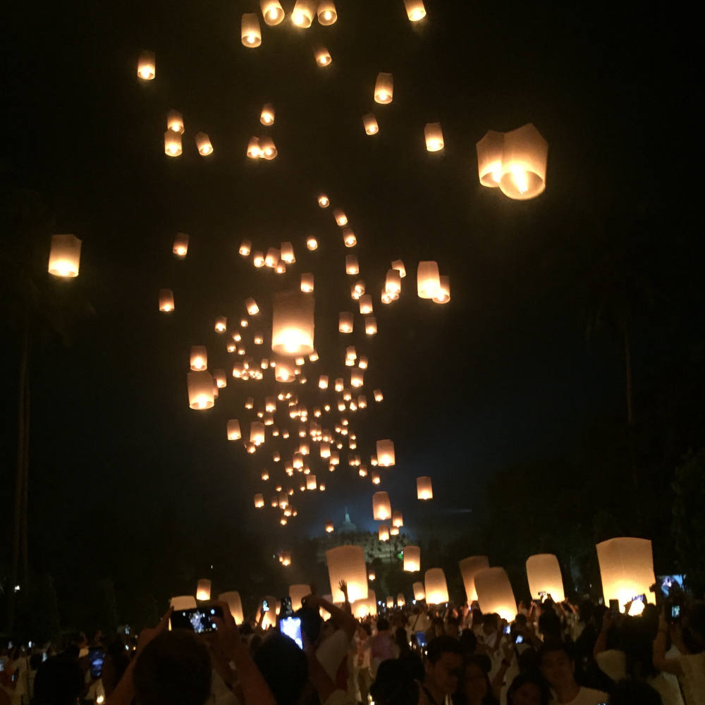 Menyinari Langit Malam: Festival Lampion Waisak 2024