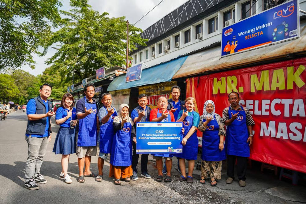 Perkuat Ekonomi Pelaku Usaha, Bank Raya Serahkan Dukungan Prasarana bagi Pedagang Kaki Lima di Cluster Unggulan Sidodadi Semarang