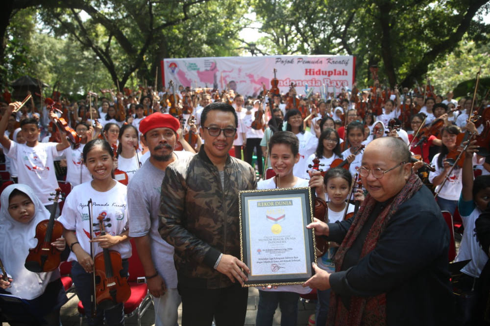 Menpora Bangga 326 Pemuda Kreatif Pecahkan Rekor Dunia Konser dan Mainkan Lagu Indonesia Raya dengan Orkestra Menpora Bangga 326 Pemuda Kreatif Pecahkan Rekor Dunia Konser dan Mainkan Lagu Indonesia Raya dengan Orkestra